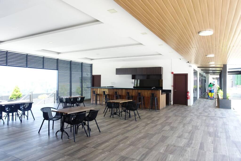 #1.3 Cozy 7Pax Large Beds 2B1R Vivacity Kuching Jazz Suites Exteriör bild